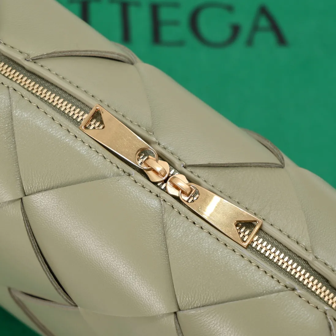 Batch 1360 #BV New Cassette camera bag📷Classic sheepskin woven material, matte texture, soft and delicate, high-end fashionable and unobtrusive. Clever handwork makes its structure very three-dimensional, so it also brings a large capacity, the bag body is very simple and attractive, giving everyone a fashionable and interesting visual experience. Zipper opening and closing, practical, lightweight when carried on the body, and the upper body has an American feel and is a bit playful and cute [Hey ha] Size: 22*14x10, model: 6600#